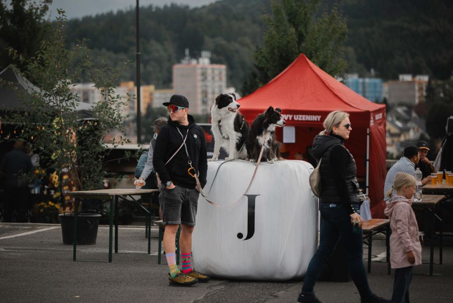 Pódium ve fialovém světle