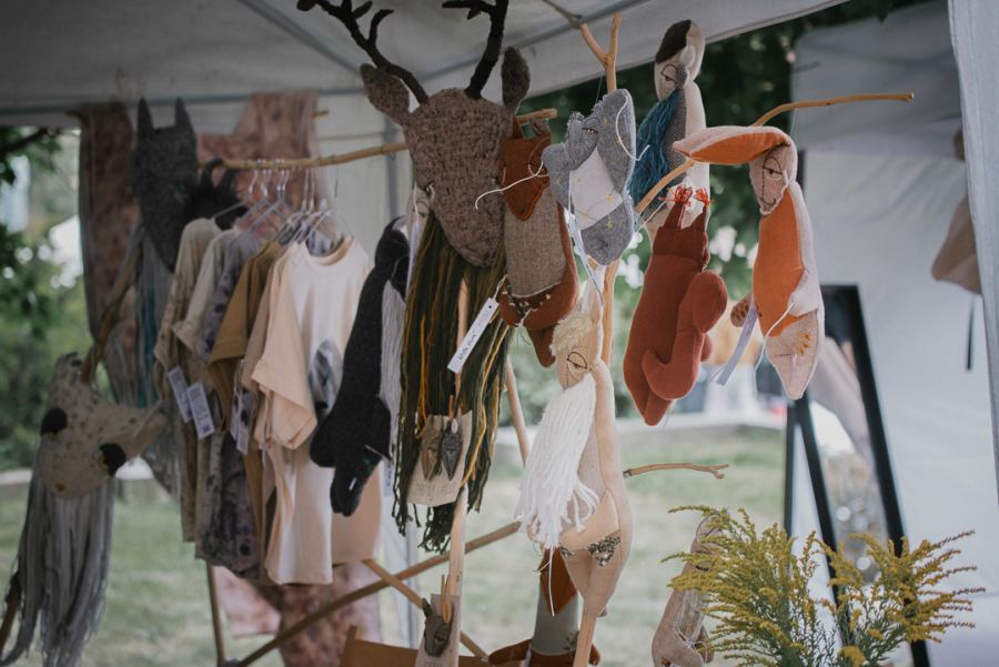 Detail řemeslné práce na festivalovém trhu